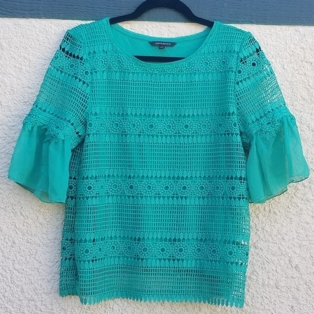 Banana Republic green woven sleeve eyelet overlay short sleeve top small